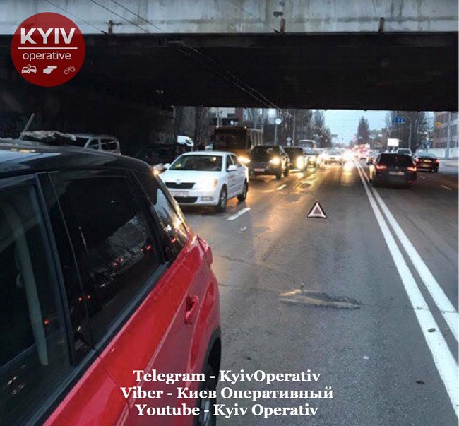 У Києві шматки мосту розгромили авто, що проїздило під ним (фото)