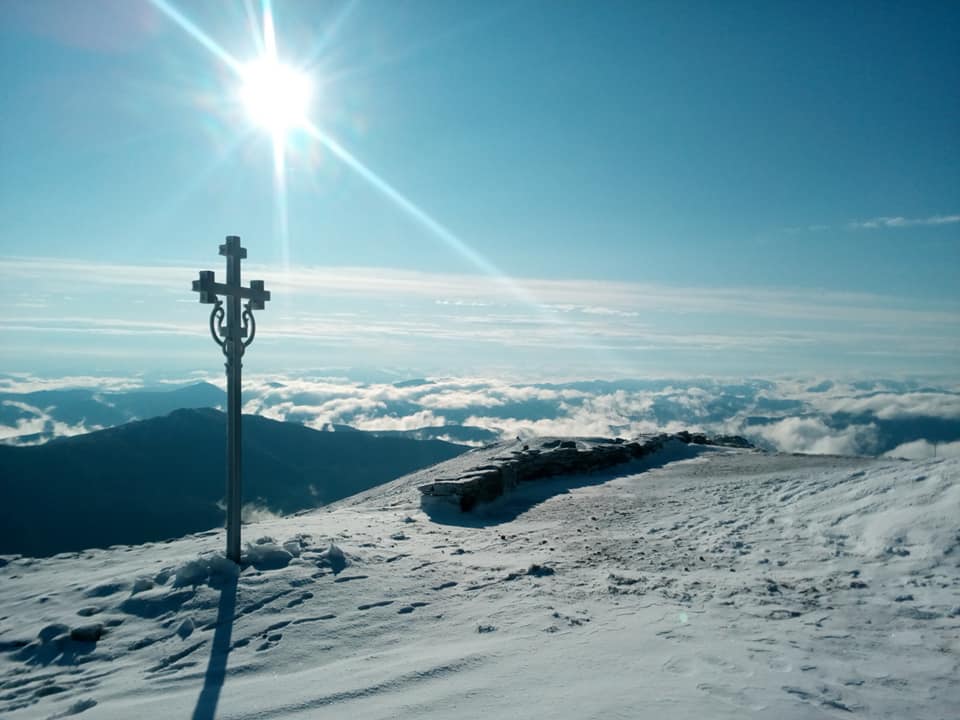 Украинские Карпаты засыпало снегом: появились фантастические фото
