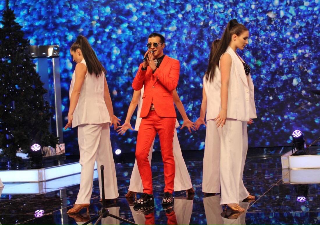 Відомий співак помер прямо на сцені при дивних обставинах