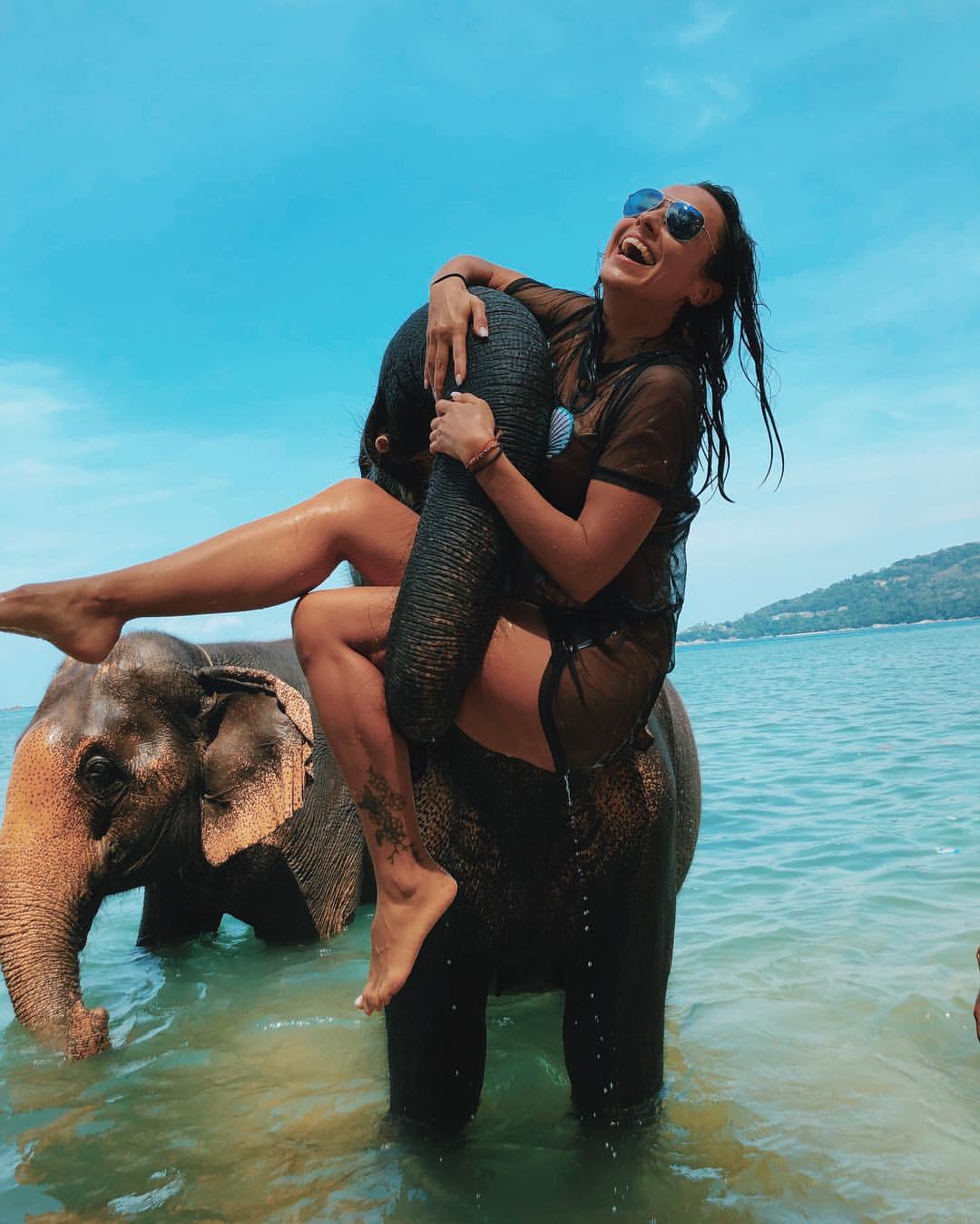 Украинская звезда в микробикини показала, чем занималась на чужой вилле