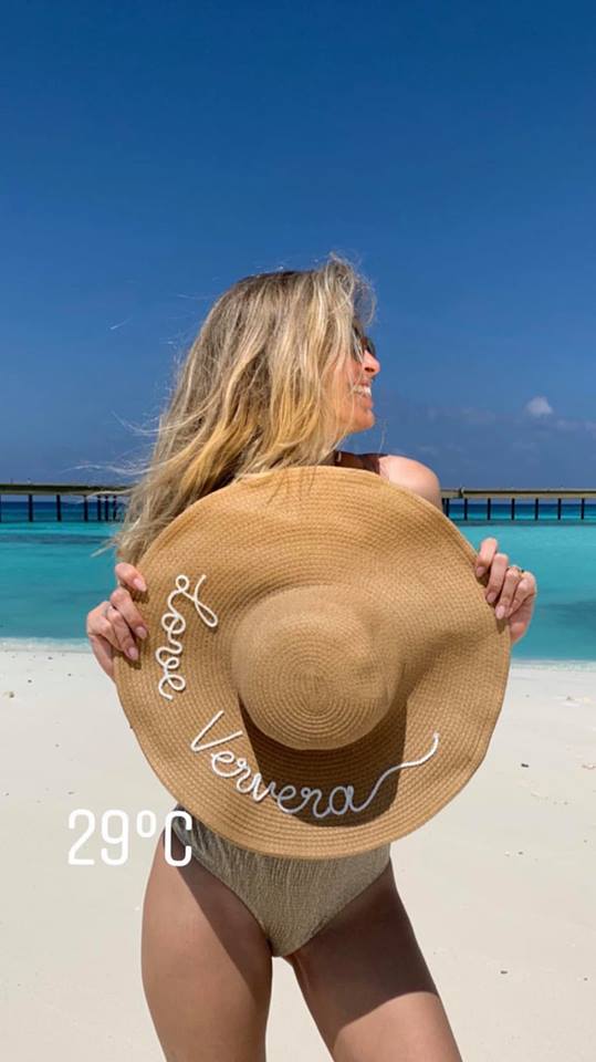 "Собираю лучики тепла": Вера Брежнева покорила ярким пляжным фото