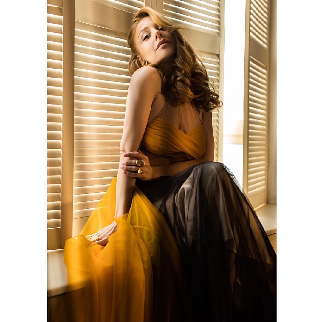 Тина Кароль очаровала воздушным платьем от украинского дизайнера