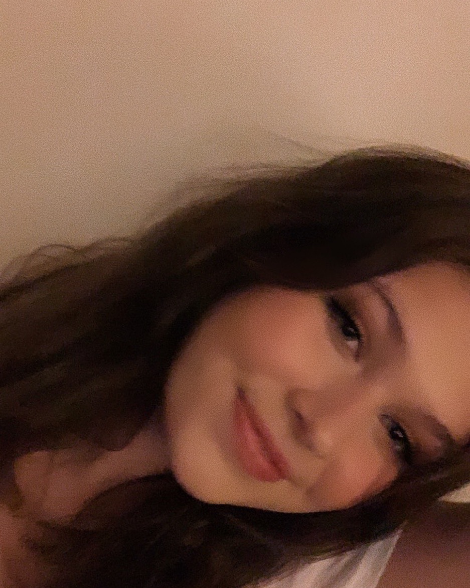 Прости, мама: дочь Веры Брежневой в коротком топе кардинально сменила имидж