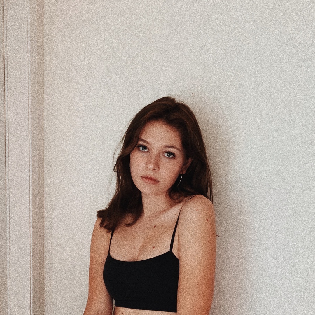 Прости, мама: дочь Веры Брежневой в коротком топе кардинально сменила имидж