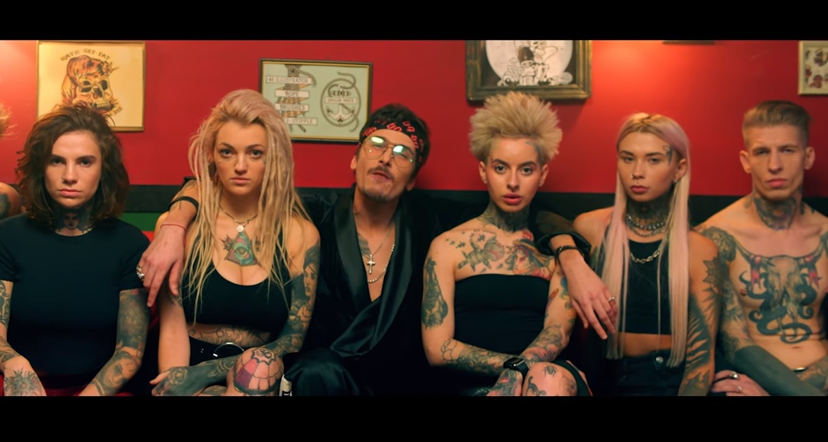 Алексей Завгородний в клипе Песня про лицо