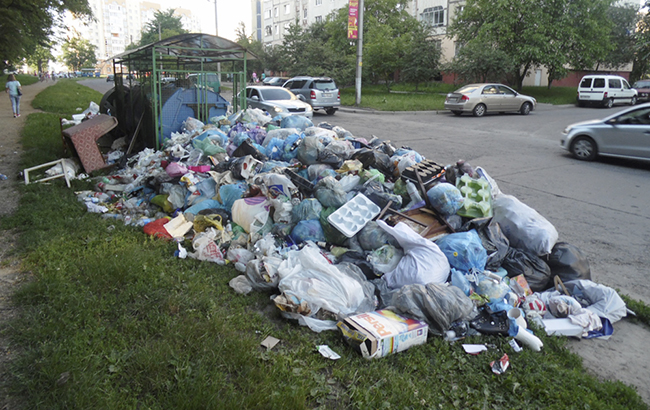 Во Львове хвастаются, что вывозят мусор без проблем уже 2 месяца