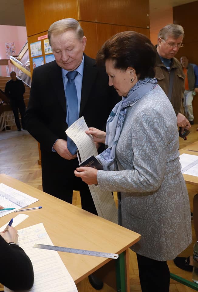 Як голосують на виборах президента політики і чиновники України