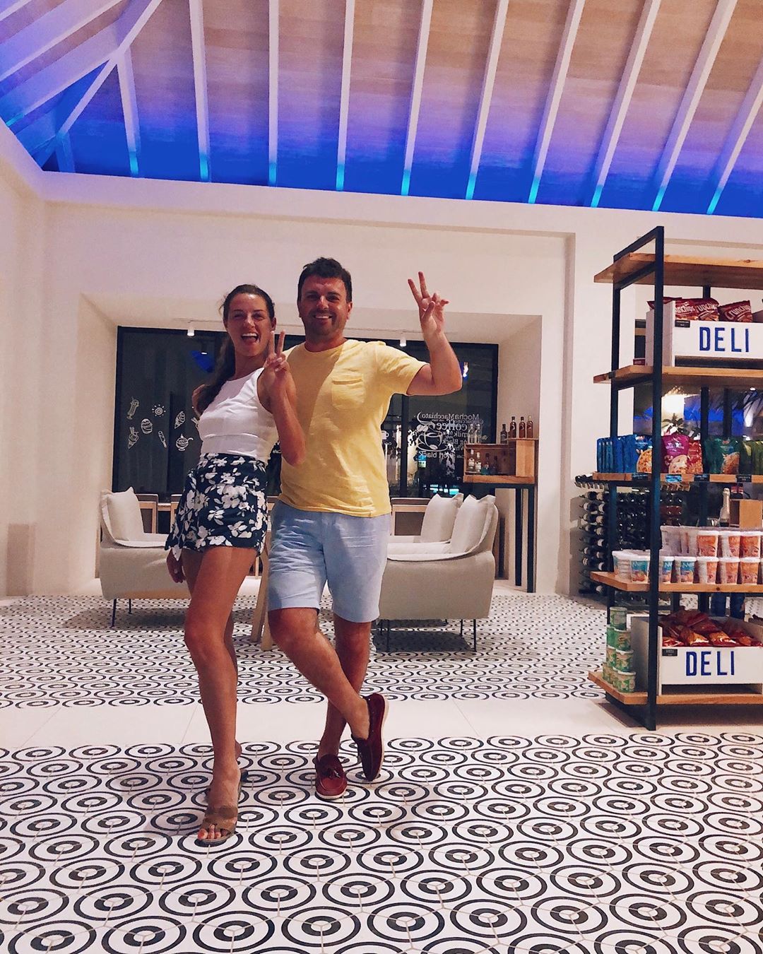 Горячая парочка: ведущий "Холостяк 9" засыпал сеть яркими семейными кадрами с Мальдив