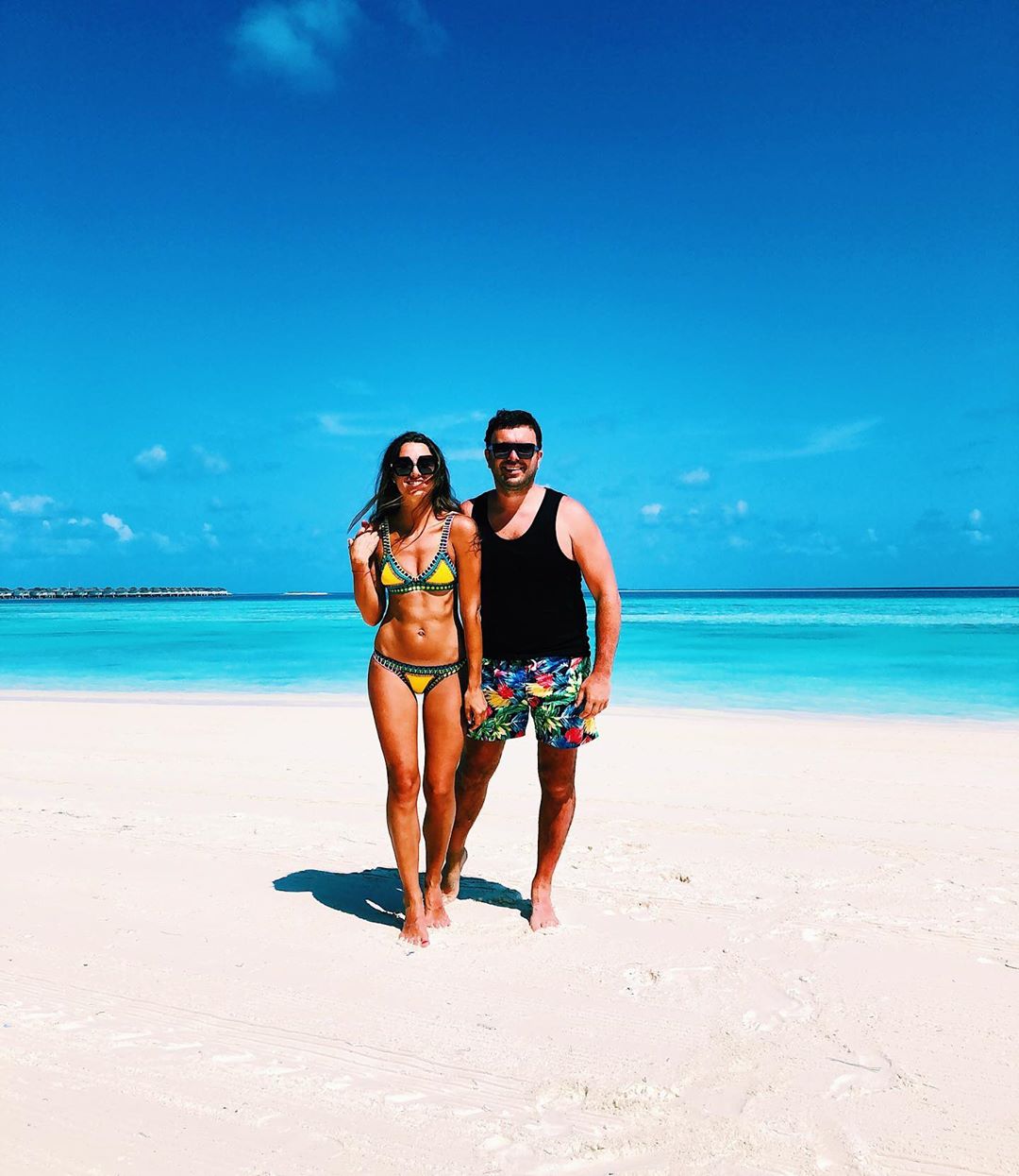 Горячая парочка: ведущий "Холостяк 9" засыпал сеть яркими семейными кадрами с Мальдив