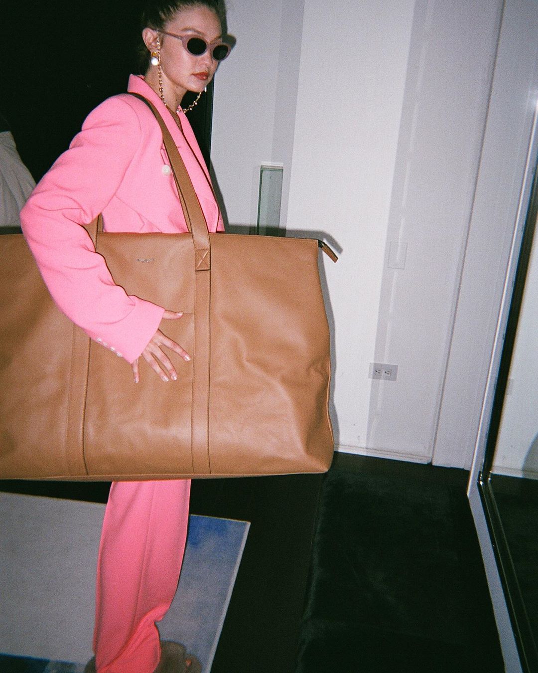 Рожевий в тренді: Джіджі Хадід показує, як носити брючний костюм