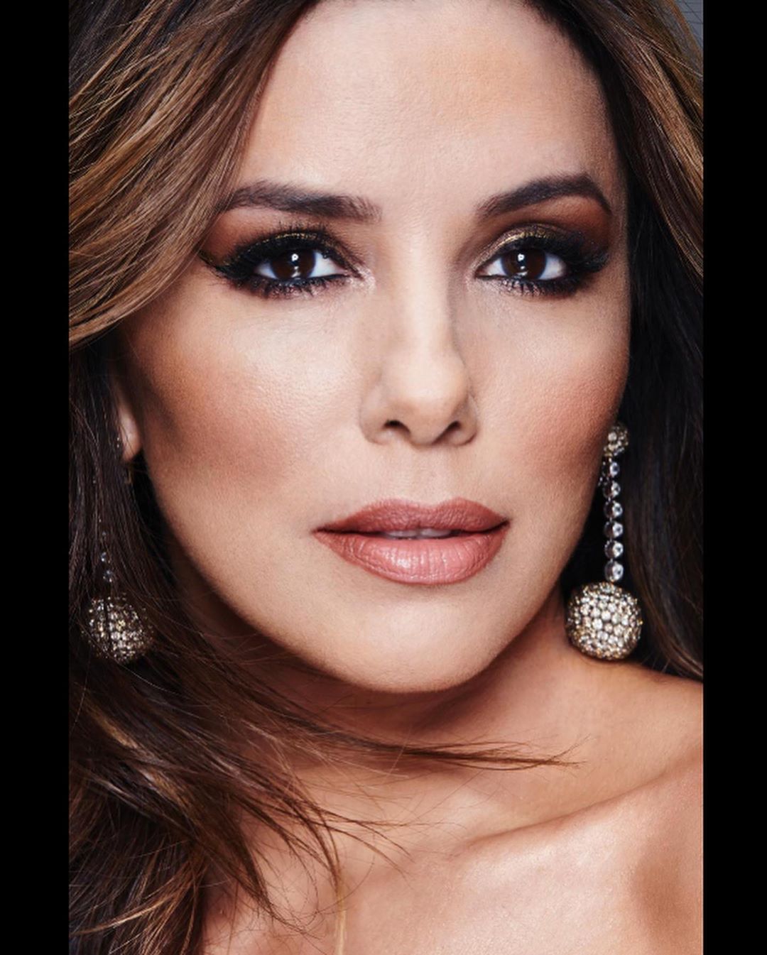 У всій красі: 44-річна Єва Лонгорія захопила стрункою фігурою в розкішній сукні