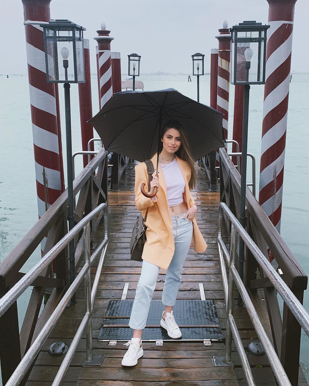 Стильна онука Ротару полонила стрункою фігурою і осиною талією у Венеції