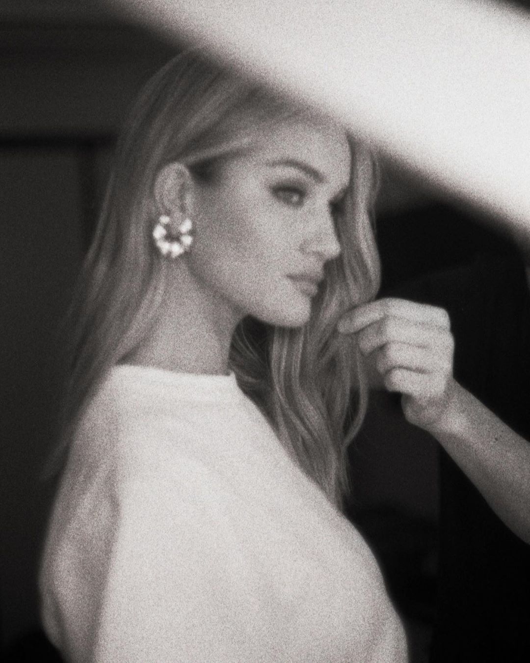 Уроки стиля: Роузи Хантингтион-Уайтли показала, как носить главный оттенок лета