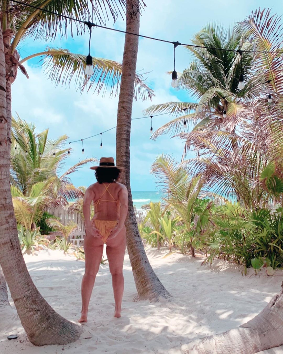 В крошечном бикини на пляже: Эшли Грэм засыпала сеть горячими снимками