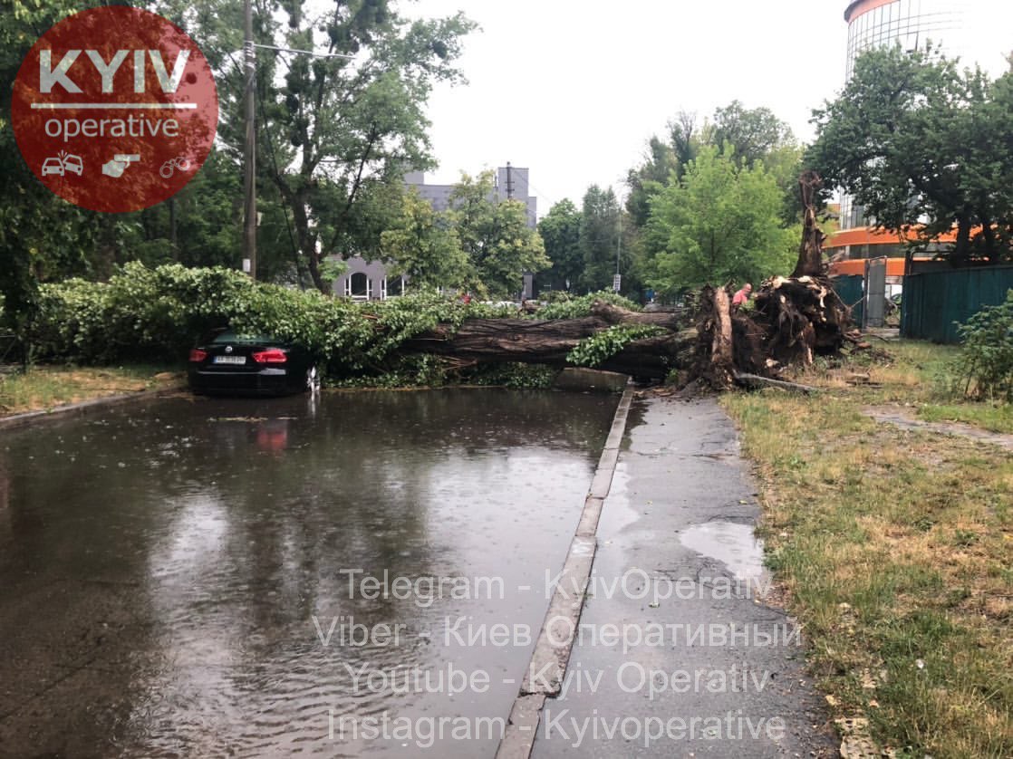 Київ затопило зливами і засипало градом: з'явилися фото і відео