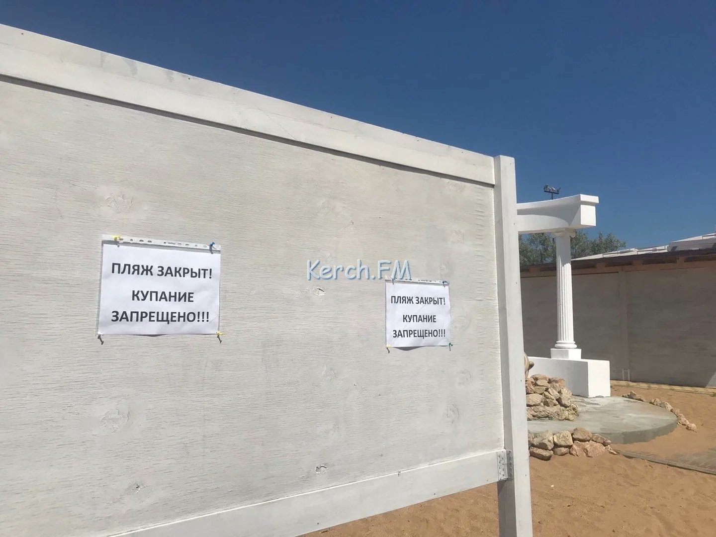 Пляжі порожні, а ціни злетіли: з'явилися фото проваленого "сезону" в Криму