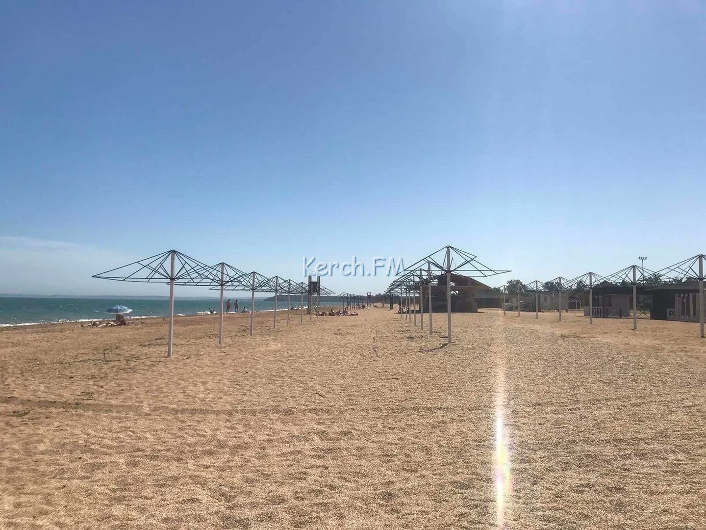 Пляжі порожні, а ціни злетіли: з'явилися фото проваленого "сезону" в Криму