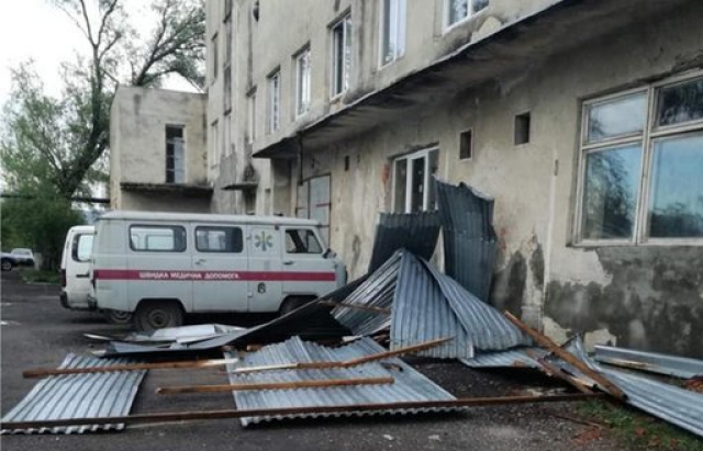 Ураган на Закарпатье срывал крыши и оставил без света целые города: фото и видео разрушений