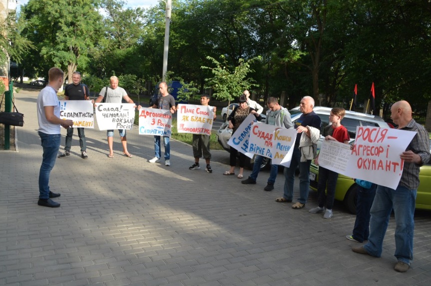 Кандидатов в нардепы обсыпали мукой в Краматорске: все детали и фото