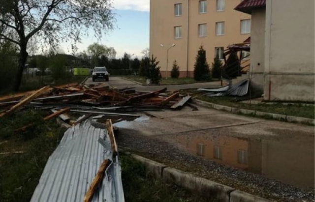 Ураган на Закарпатье срывал крыши и оставил без света целые города: фото и видео разрушений