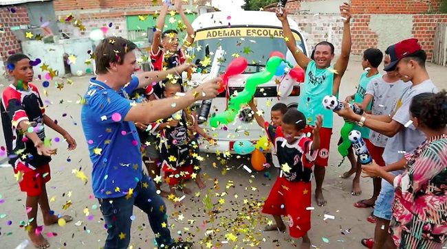 Дмитро Комаров подарував автобус футбольній команді: яскраві фото