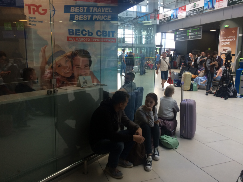 Задержка рейсов в аэропорту "Киев": более 170 пассажиров заселены в отели