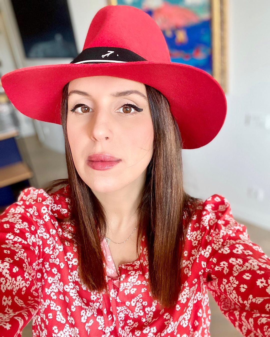 Неймовірно красива: Джамала в червоному платті і капелюшку показала "карантинну моду"