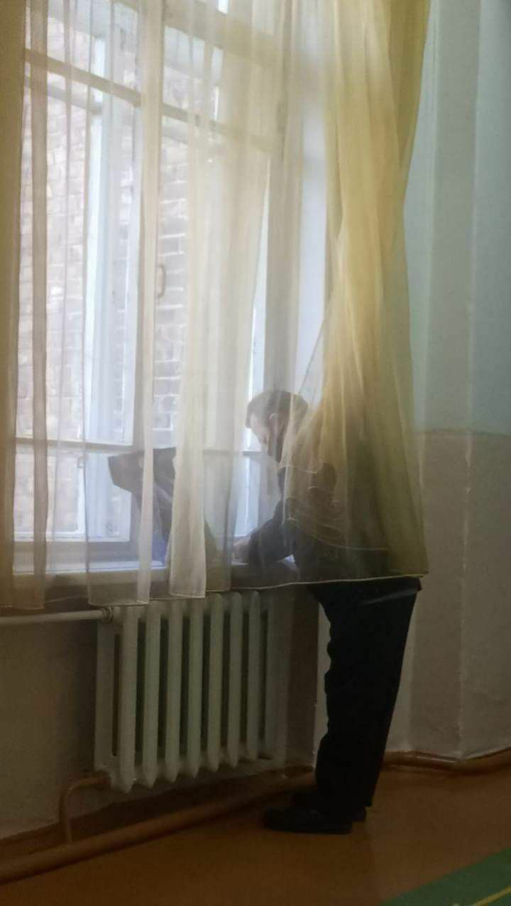 Антиковидная кабинка и голосование под стремянками: лучшие курьезы на местных выборах