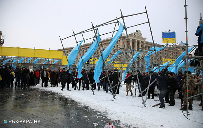 В центре Киева активисты начали разбирать конструкции на Майдане