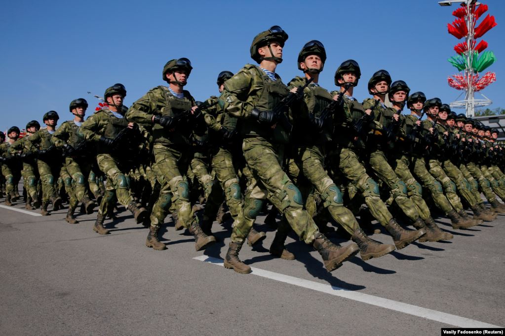 Тысячи людей без масок и соблюдения дистанции: как прошел парад в Минске