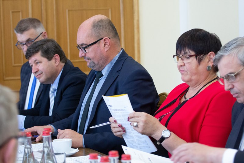 МОН розпочало переговори з угорською громадою щодо мовної статті закону про освіту