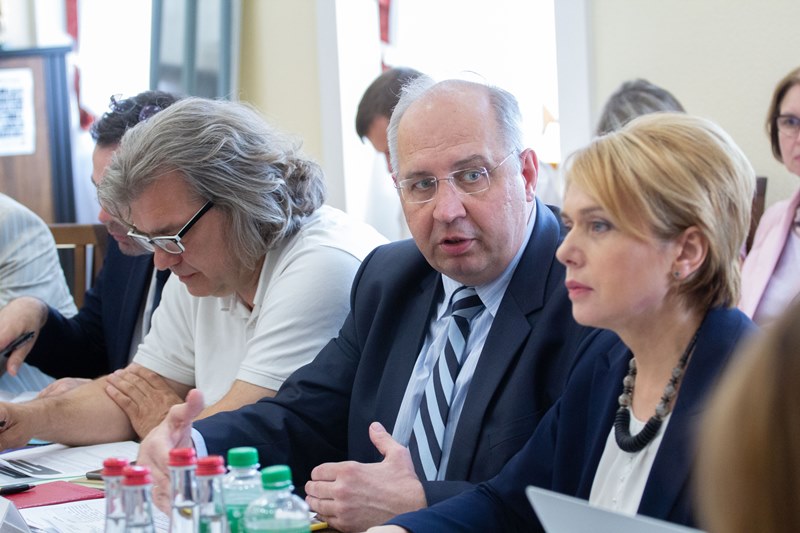 МОН розпочало переговори з угорською громадою щодо мовної статті закону про освіту