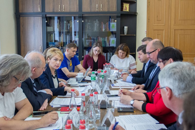 МОН розпочало переговори з угорською громадою щодо мовної статті закону про освіту