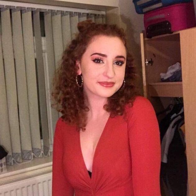 На известном курорте 19-летняя девушка выпала из самолета во время полета