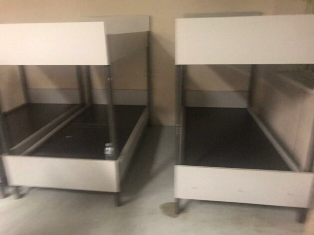 В Афинах украинцев держали в изоляторе без еды и в антисанитарии (фото, видео)