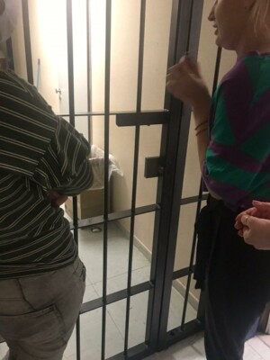 В Афинах украинцев держали в изоляторе без еды и в антисанитарии (фото, видео)