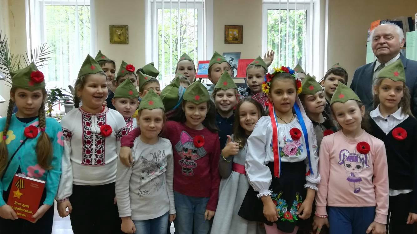 Коммунистическая символика и лекции для детей: скандал в школе под Киевом