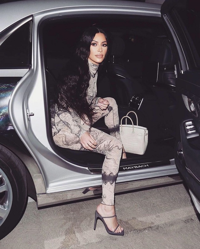 Потрібне підкреслити: Кім Кардашьян захопила стрункою фігурою в обтягуючому комбінезоні