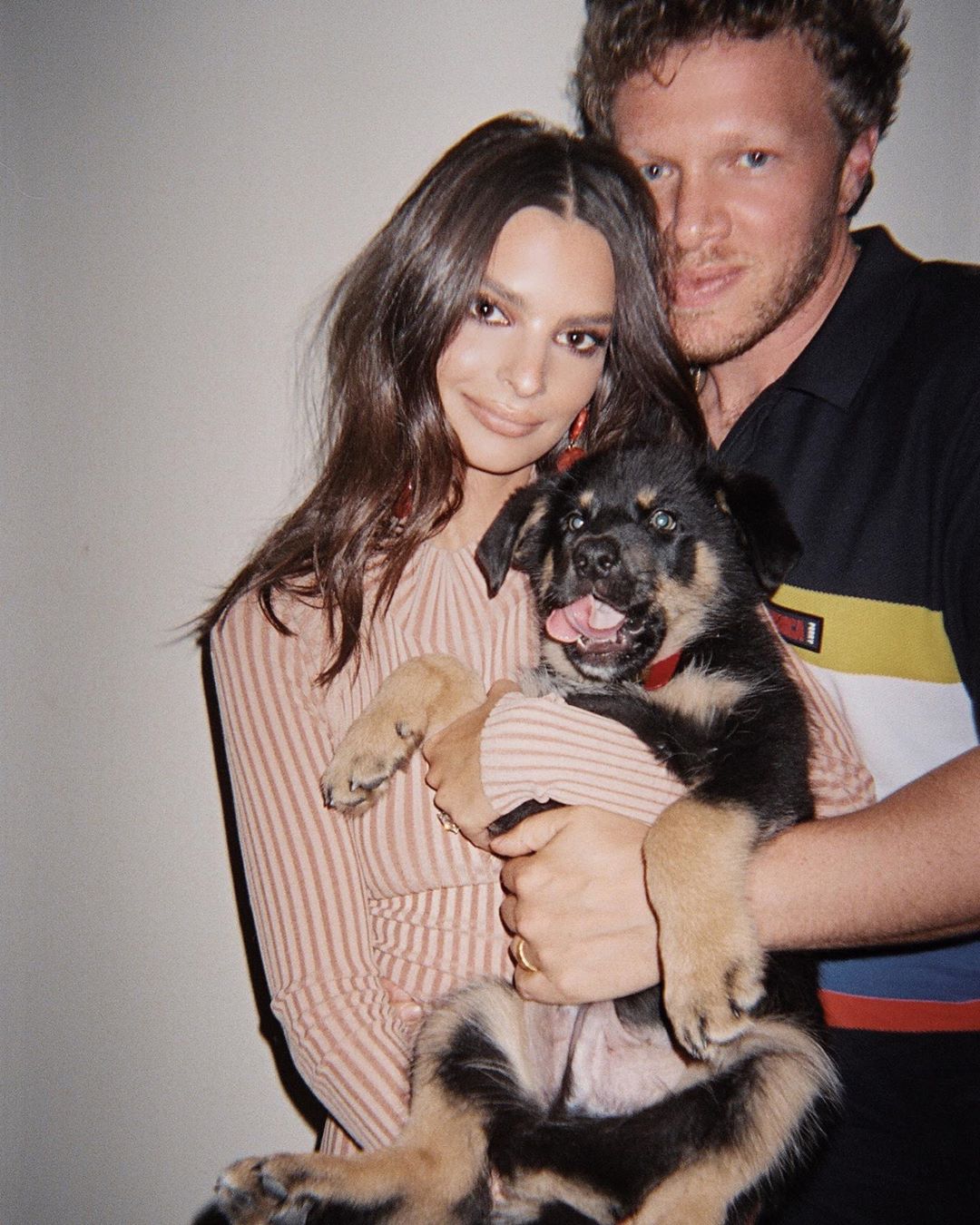 Горячо: Эмили Ратаковски взволновала сеть роскошным телом в откровенном бикини