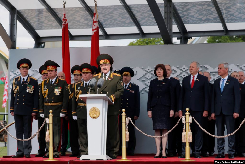 Тысячи людей без масок и соблюдения дистанции: как прошел парад в Минске