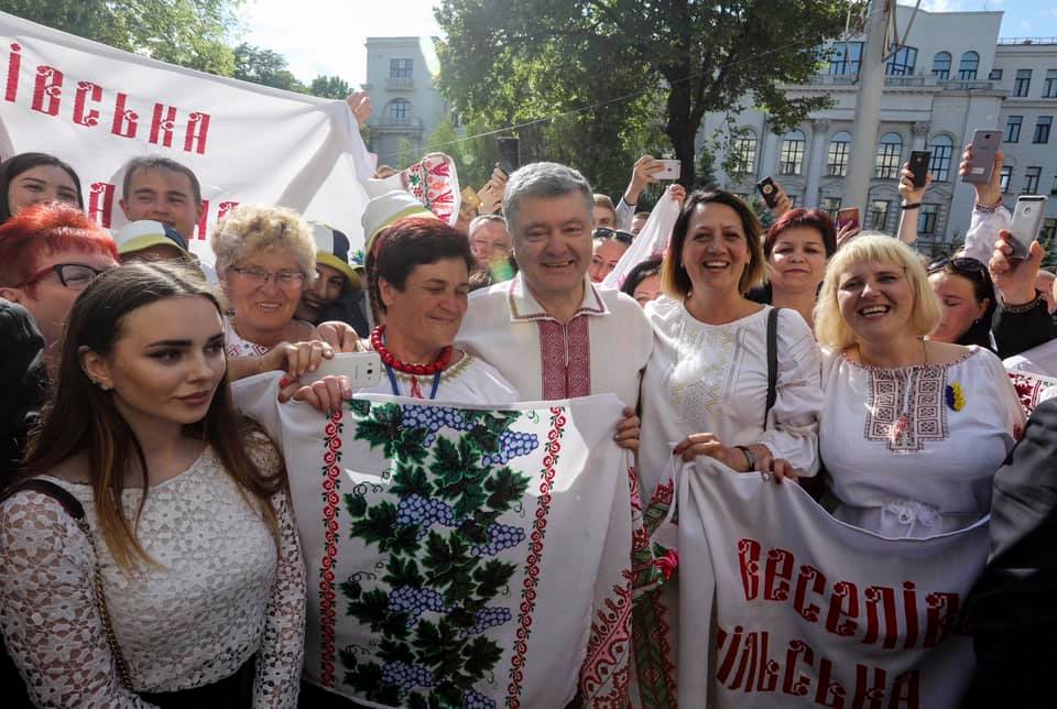 Любовь к Украине в наших сердцах: Порошенко поздравил с Днем вышиванки