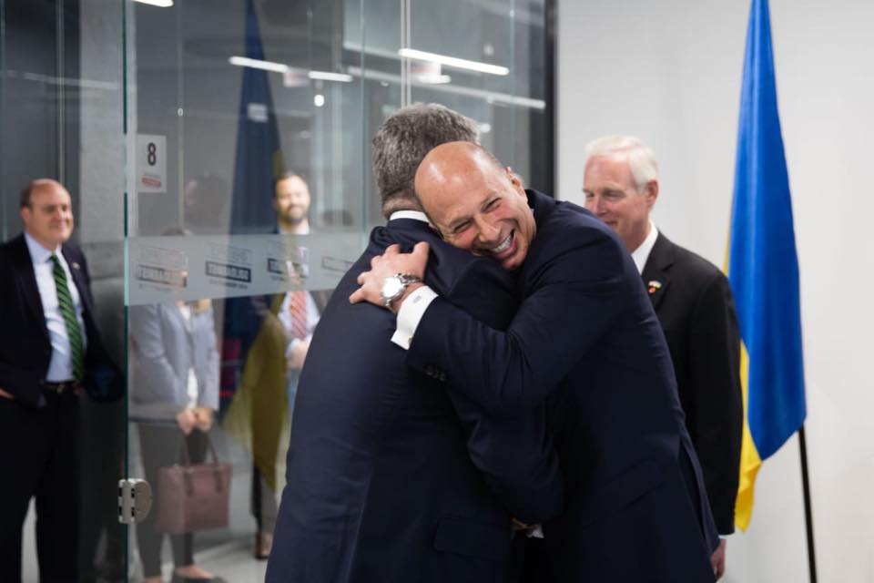 Порошенко встретился в новом офисе с международными партнерами