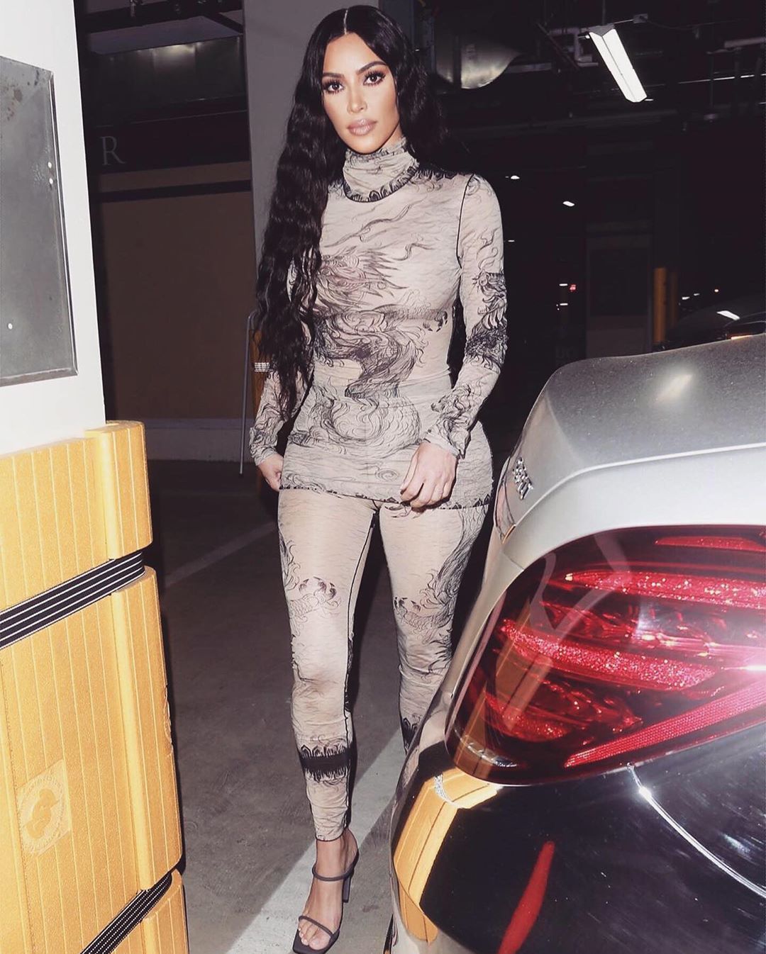Потрібне підкреслити: Кім Кардашьян захопила стрункою фігурою в обтягуючому комбінезоні