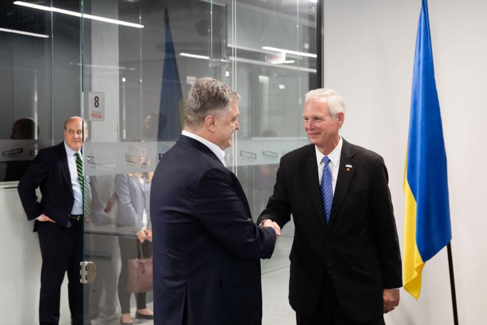 Порошенко встретился в новом офисе с международными партнерами