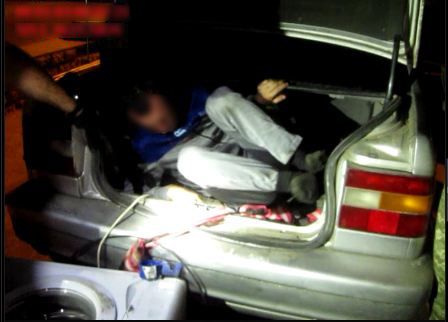 В Сумской обл. задержали гражданина Молдовы, который вез в багажнике нелегала