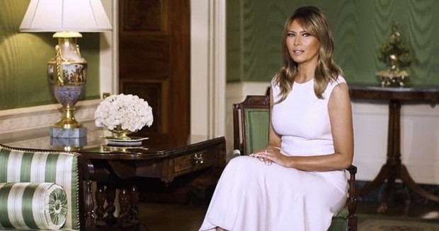 Нежно и элегантно: Мелания Трамп в бледно-розовом наряде трогательно обратилась ко всем матерям