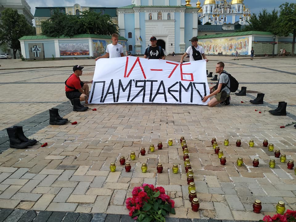 49 пар берц: у Києві зворушливо вшанували пам'ять загиблих у катастрофі Іл-76