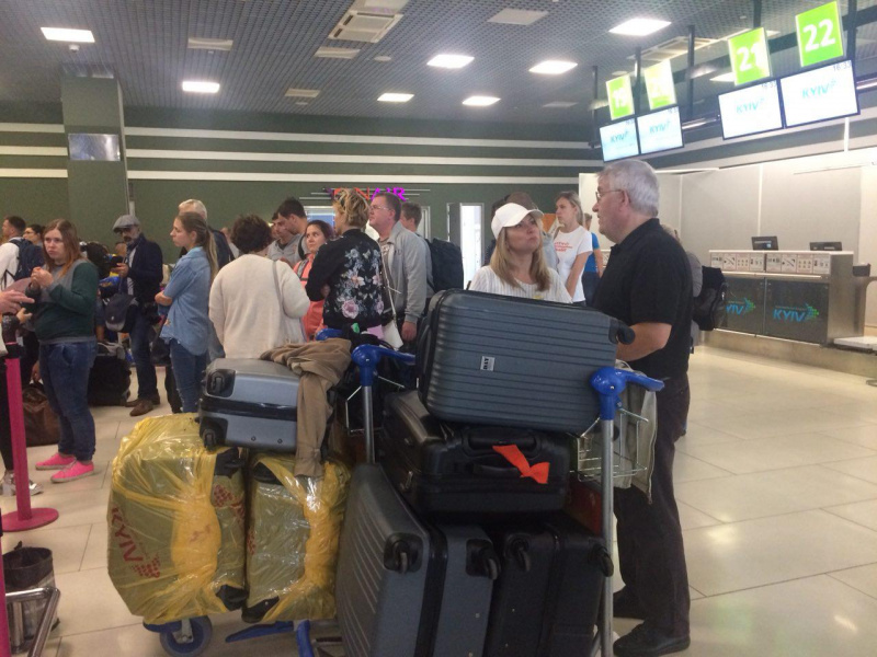 Затримка рейсів в аеропорту "Київ": пасажирам пообіцяли виліт з "Борисполя"