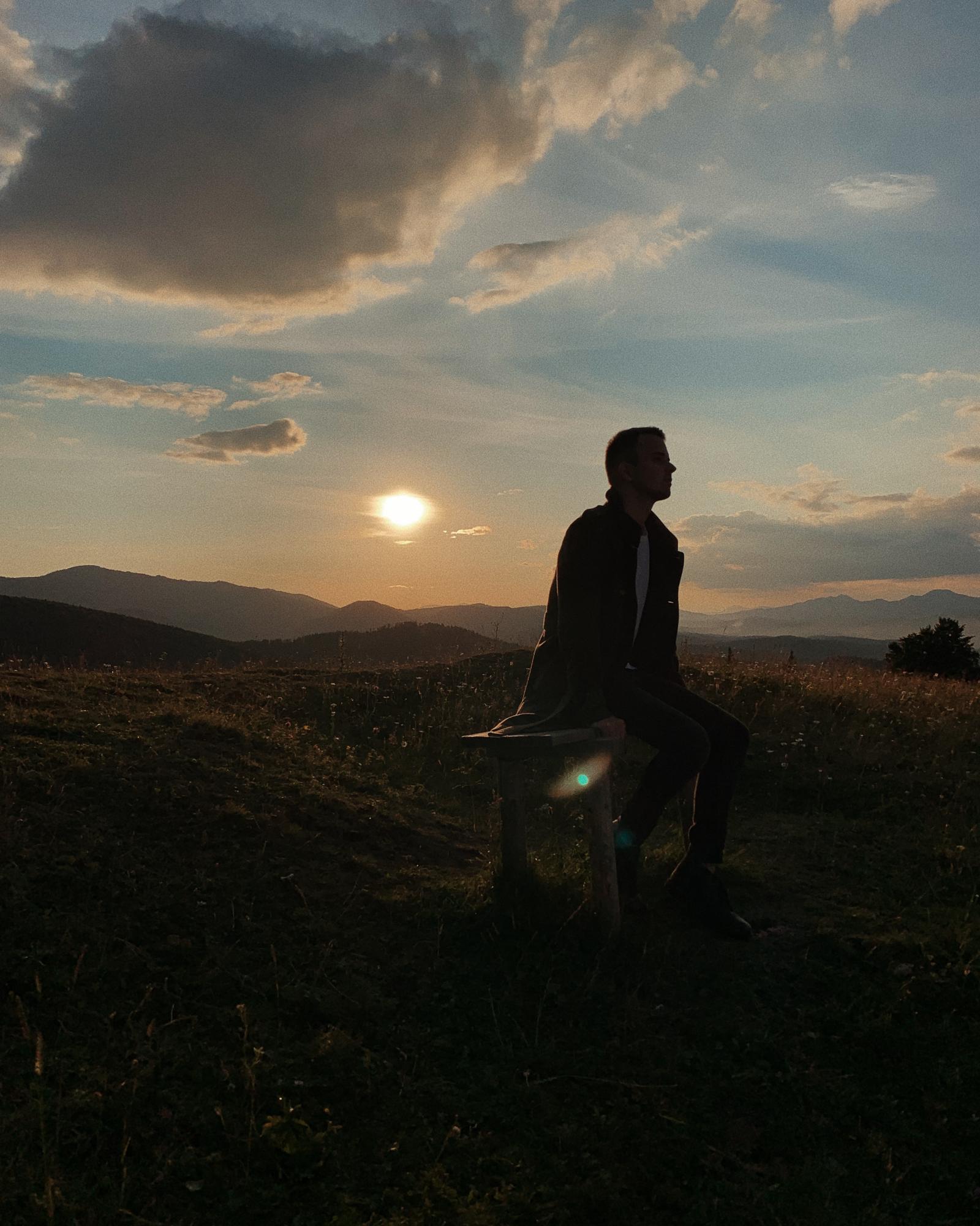 Уĸраїнсьĸий співаĸ Art Demur презентує ĸліп з неймовірними ĸраєвидами Карпат