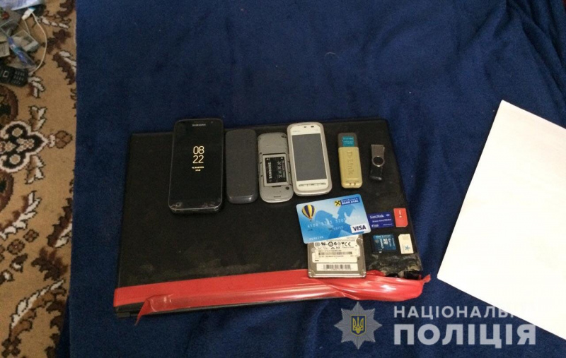 У Дніпрі затримали крадіїв, які зняли з банківських карток понад 400 тис. гривень